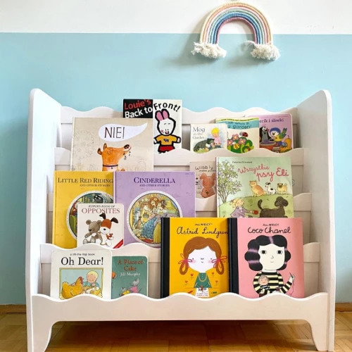 Biała biblioteczka frontowa Montessori z falbanką – drewniany regał na książki dla dzieci