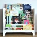 Biała biblioteczka frontowa Montessori z liczydłem dla dzieci