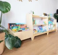 Drewniany organizer Montessori na książeczki dziecięce z wyjmowaną przegródką