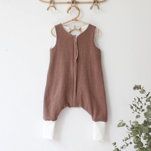 muślinowy śpiworek z nóżkami