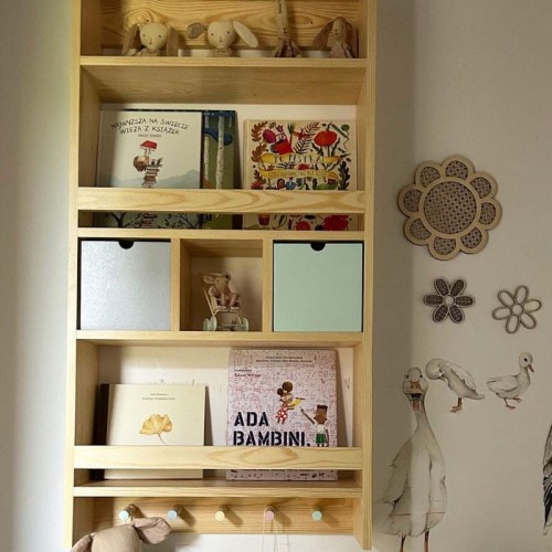 biblioteczka wiszaca do pokoju dziewczynki