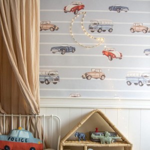 DEKORILLO - TAPETA DLA CHŁOPCA AUTA PASKI BŁĘKITNA