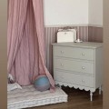 Komoda z szufladami Babushka Oliwka marki Wood Luck Design z charakterystyczną ozdobną falbanką do pokoju dziecka