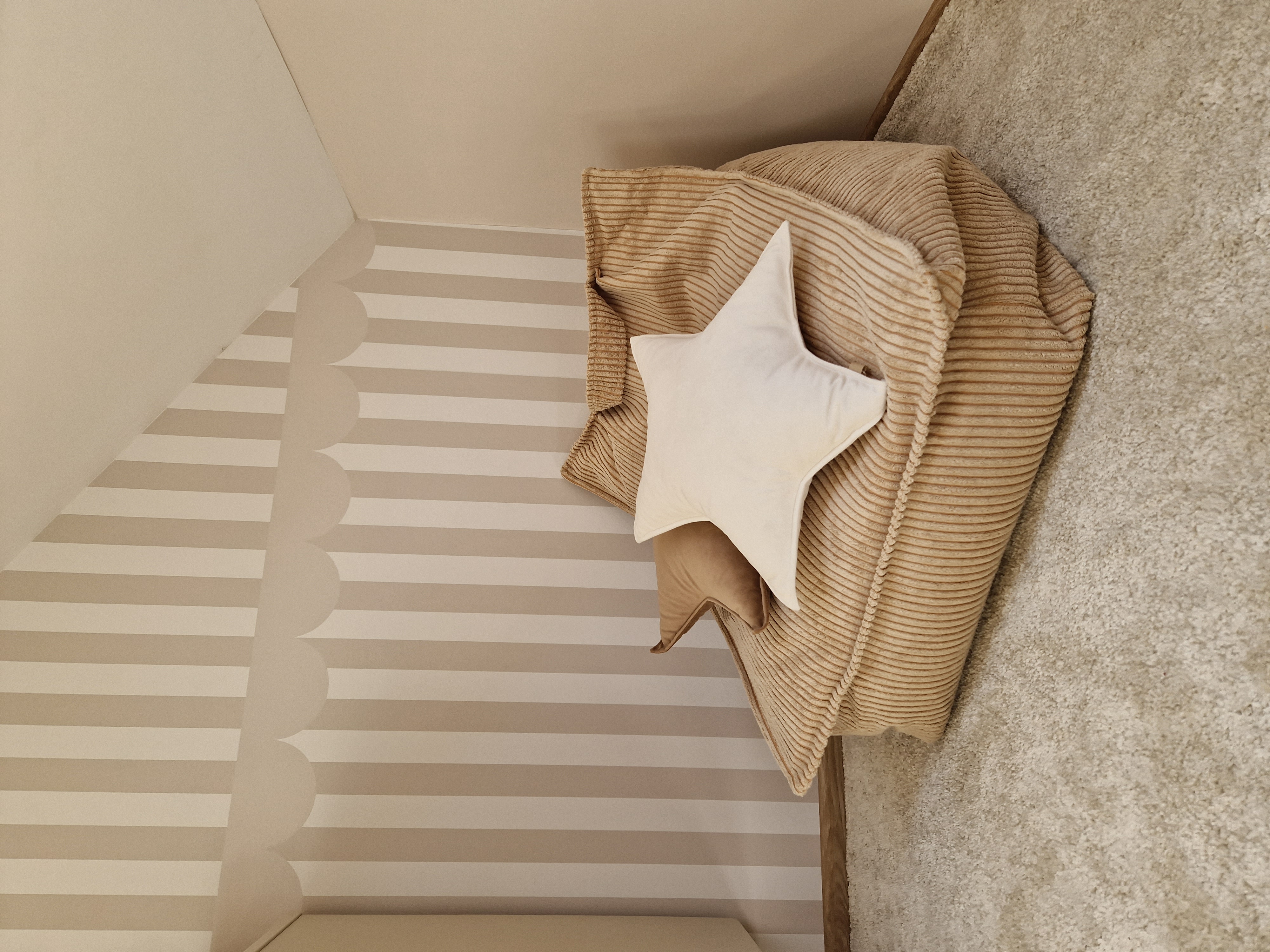 pufa pod skosem w pokoju dziecka