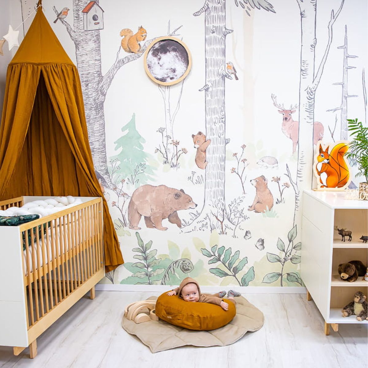 tapeta leśna ze zwierzątkami do pokoju niemowlaka