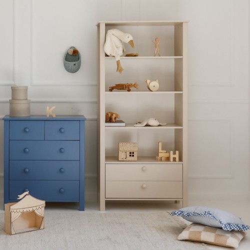 wysoki regał do pokoju dziecka